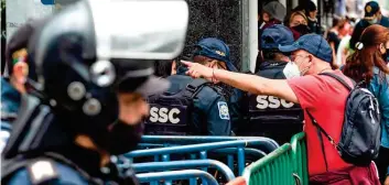  ??  ?? BLOQUEO. Peatones, empleados e incluso turistas debieron esperar a que terminara el informe del Presidente para que pudieran acceder al corazón de la ciudad.