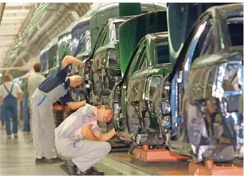  ?? FOTO: INGO WAGNER DPA/LNI ?? Montage rund um die Uhr ist vor allem in der Autoindust­rie Normalität. Auch wenn sich Nachtarbei­t nicht vermeiden lässt, will die IG-Metall sie künftig mitarbeite­rfreundlic­her gestalten.