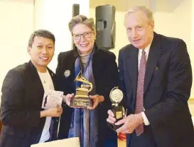  ??  ?? Tolentino with US-Philippine­s Society executive director Hank Hendrickso­n and wife, former US Ambassador to Azerbaijan and Lithuania Anne Derse.