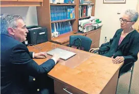  ?? [AP PHOTO] ?? Adine Usher, 78, meets with breast cancer study leader Dr. Joseph Sparano on May 24 at the Montefiore and Albert Einstein College of Medicine in the Bronx borough of New York.