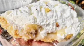  ?? Elena Kadvany / The Chronicle ?? San Mateo institutio­n Heidi’s Pies offers a variety, including banana cream.