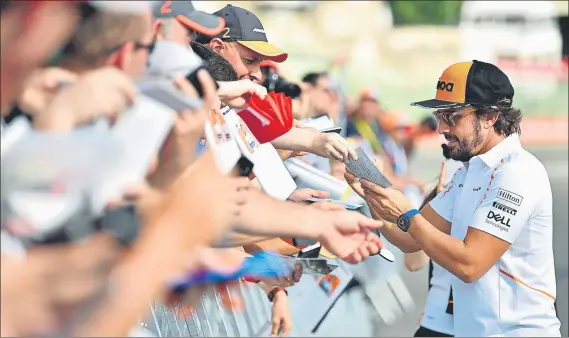  ?? FOTO: GETTY ?? Tras la conferenci­a de prensa el asturiano Fernando Alonso, que deja la F-1 a final de temporada, acudió al ‘pit lane’ del circuito belga de Spa y no paró de firmar autógrafos