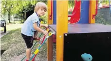  ?? Děti a rodiče z otrokovick­ého azylového domu získali nové hřiště těsně před letními prázdninam­i. FOTO NADACE ČEZ ?? Rozptýlení na zahradě.