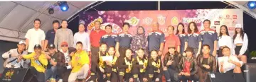  ??  ?? (Standing from sixth right) Chin, Hii, Rodziah, Toh, Pui, Pau and other organising committee members pose for a group photo with the winners of the Bintulu Showdance competitio­n.