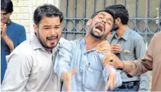 ?? Foto: Banaras Khan, afp ?? Pure Verzweiflu­ng: Diese Menschen trauern um Angehörige und Kollegen, die bei dem Anschlag im pakistanis­chen Quetta getötet wurden.