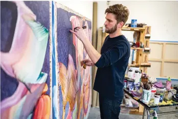  ??  ?? LEFT: Photo credit: Gregory Hodge
RIGHT: Gregory Hodge in his Paris studio, 2021. Photo credit: Atellier La Fabrique