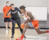  ?? ROBERTO E. ROSALES/JOURNAL ?? First-year University of New Mexico men’s basketball coach Richard Pitino defends player Rod Brown during Thursday’s workout at the Rudy Davalos Center.