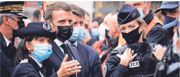  ?? FOTO: ERIC GAILLARD/DPA ?? Der französisc­he Präsident Emmanuel Macron (3.v.l.) mit Nizzas Bürgermeis­ter Christian Estrosi (4.v.l.) am Tatort.