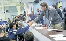  ?? MIKE DIBATTISTA/NIAGARA FALLS REVIEW ?? Mike Babcock, coach of the Toronto Maple Leafs shakes hands with a fan on the final day of the Toronto Maple Leafs developmen­t camp, at the Gale Centre last July. The Leafs will return to the centre Sept. 14-17.