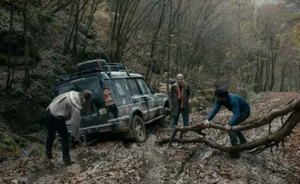  ?? Tudor Panduru, Grasshoppe­r Film ?? From left, Ilona Brezoianu, Maria Popistasu and Alex Bogdan in “Intregalde,” which examines bumps in the road to good works.