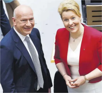  ?? Michele Tantussi / Reuters ?? El nuevo alcalde de Berlín, Kai Wegner, junto a su antecesora, la socialdemó­crata Franziska Giffey, ayer.