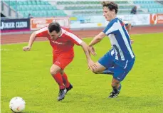  ?? FOTO: CHRISTIAN METZ ?? Hier kommt Martin Bleile mal an Laupheims Fabian Ness vorbei, doch am Ende hatte der SV Weingarten das Nachsehen.