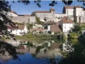  ??  ?? L’austérité désuète de Pesmes lui ajoute beaucoup de charme.
Le long de l’Ognon, la balade est agréable et vous offre de beaux points de vue sur le village.