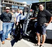  ?? (Photos Valérie Le Parc) ?? Pour un coût de deux à trois euros (forfait jour envisagé), ce minibus électrique propose de faciliter l’accès aux rues pentues de la vieille ville. À droite, parmi les parties prenantes du projet, Michel Romano et Bernard Marchal.