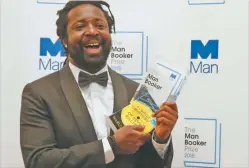  ??  ?? EL INSTANTE. James durante la entrega del Man Booker 2015.