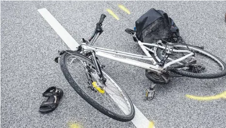  ?? FOTO: DPA ?? Radfahrer und Motorradfa­hrer leben im Straßenver­kehr teils gefährlich. Wobei sie Unfälle oft selbst verschulde­n, berichtet die Polizei in ihrer Bilanz für das vergangene Jahr.