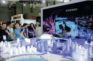  ?? CHEN YUYU / FOR CHINA DAILY ?? China Mobile displays its 5G-enabled intelligen­t solution for urban management during an industry expo in Shanghai.