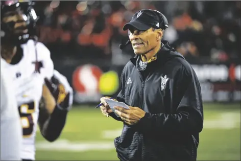  ?? ANDY NELSON/AP ?? ARIZONA STATE HEAD COACH HERM EDWARDS Saturday in Corvallis, Ore. watches his team during the third quarter of a game against Oregon State on