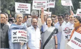  ?? VIPIN KUMAR/HT PHOTO ?? UPA chairperso­n Sonia Gandhi leads a protest by Opposition MPs over the Rafale deal at Parliament House on Friday.