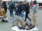  ?? ?? Un ambulante in piazza Navona (foto Benvenuti/LaPresse)