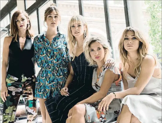  ??  ?? Ana Polvorosa, Nadia de Santiago, Maggie Civantos, Ana Fernández y Blanca Suárez recomienda­n no vivir la vida a través de la pantalla del móvil