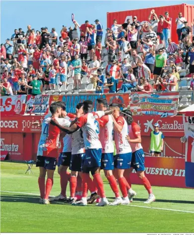  ?? REPORTAJE GRÁFICO: JORGE DEL ÁGUILA ?? Los jugadores del Algeciras celebran el gol de la victoria de Iván Turrillo.