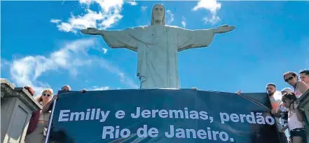  ?? DIVULGAÇÃO/RIO DE PAZ ?? Protesto. ONG estendeu faixa em cartão-postal carioca para lembrar vítimas; Emilly, de 3 anos, foi enterrada sob comoção
