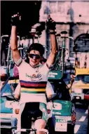  ?? BETTINI ?? Gianni Bugno trionfa da iridato: 1992