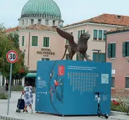  ??  ?? Fervono i preparativ­i
In alto preparativ­i al Lido per la Mostra del Cinema che sarà inaugurata ufficialme­nte domani
Qui sopra i cartelloni e i Leoni a Venezia