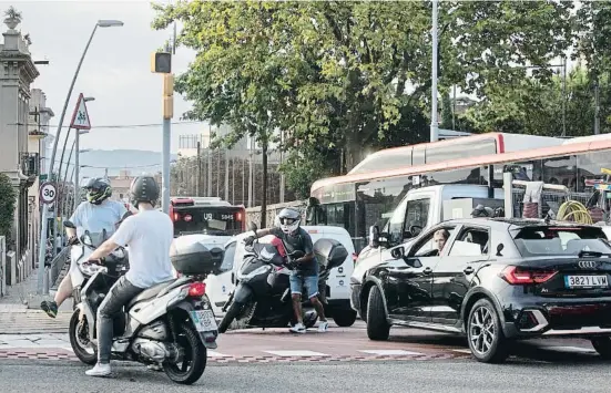  ?? Ana Jiménez ?? Ahir al matí alguns carrers de la zona alta pròxims a la Ronda de Dalt, on hi ha molts centres escolars, es van congestion­ar