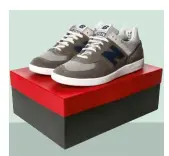  ??  ?? NEW BALANCE Modelo CT576 Made in UK (150 €).