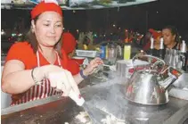  ??  ?? Funcionári­os brasileiro­s fizeram treinament­o com chefs peruanos
