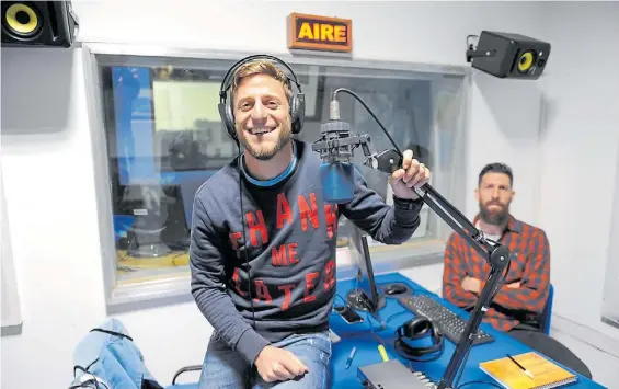  ?? MARTÍN BONETTO ?? Tirando paredes. “Tiki Tiki” Di Lorenzo y “Bogi” Bogino les regalan libros a sus compañeros. La radio se les volvió pasión.