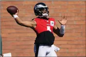  ?? MATT YORK — THE ASSOCIATED PRESS ?? Eagles quarterbac­k Jalen Hurts (1) throws during a team practice on Thursday in Tempe, Ariz.