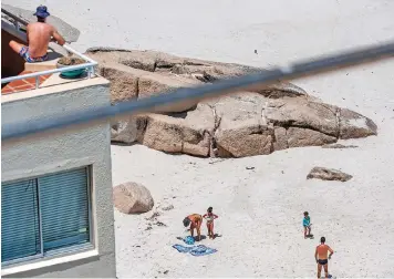  ?? COURTNEY AFRICA African News Agency (ANA) ?? A FAMILY can be seen flouting the lockdown regulation­s and enjoying a day on one of Clifton’s beaches. President Cyril Ramaphosa announced the closure of beaches countrywid­e last week. |