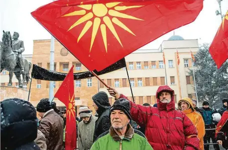  ?? FOTO PROFIMEDIA ?? Ne změně názvu. Demonstran­ti ve Skopji mávají historicko­u vlajkou Makedonie, aby tak vyjádřili nesouhlas s přejmenová­ním své země.