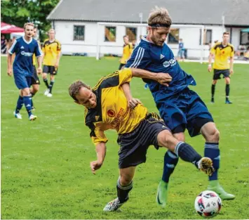  ?? Foto: Marco Angermeyer ?? Der TSV Ebermergen (in Blau) verlor nicht nur wie hier den Ball gegen den SV Mauren, sondern auch das Spiel um den fünften Platz der Harburger Stadtmeist­erschaft mit 1:0.