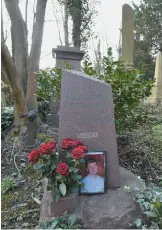  ??  ?? The grave of the murdered Russian ex-spy Alexander Litvinenko, Highgate Cemetery, London, 2016