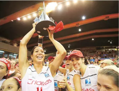  ??  ?? LA OPUESTO de la Selección Nacional Karina Ocasio-Malpica alza el trofeo de campeonato junto con su compañera de equipo, la central Alexandra Oquendo.