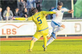  ?? FOTO: JOSEF KOPF ?? Zweikampf zwischen Maximilian Rasch (FC Leutkirch, links) und Harun Toprak. FC Leutkirch - VfB Friedrichs­hafen 1:5 (0:1).