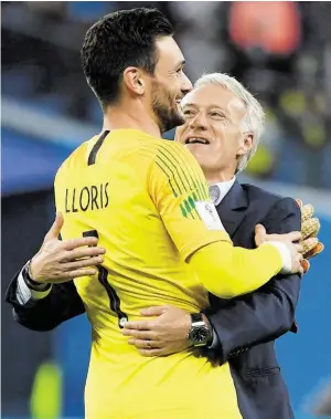  ?? BILD: SN/APA/AFP/PAUL ELLIS ?? Didier Deschamps (r.) und Hugo Lloris freuen sich nach dem 1:0-Sieg gegen Belgien über den Einzug ins WM-Finale.