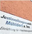  ??  ?? In Mühldorf am Inn ist Bayerns einzige Einrichtun­g für Abschiebeh­aft. Dort landen Flüchtling­e, die sich der Rückführun­g entziehen wollen.