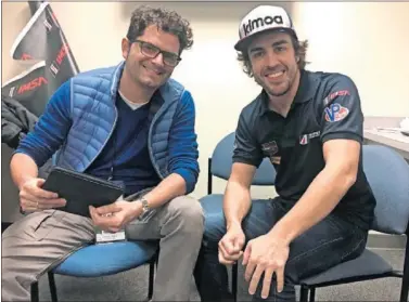  ??  ?? ENCUENTRO. El redactor de As y Fernando Alonso conversan sobre su ajetreada temporada 2018.