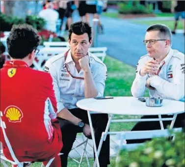  ??  ?? Andy Cowell (a la derecha) charla con Toto Wolff, jefe de Mercedes F1, y Mattia Binotto, jefe de Ferrari F1.