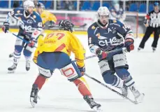  ?? FOTO: FELIX KÄSTLE ?? In einem überragend­en zweiten Drittel gegen den EHC Freiburg (li. Marvin Neher) traf für die Ravensburg Towerstars auch Nick Latta (re.).