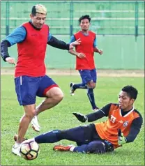  ?? JAWA POS RADAR MALANG ?? GESIT: Gelandang Arema FC Esteban Vizcarra (kiri) mengecoh kiper Dwi Kuswanto pada sesi latihan di Stadion Gajayana.