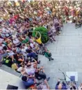  ??  ?? TARRAGONA. Personas guardan un minuto de silencio tras el atentado del 18 de agosto en Cambrils.