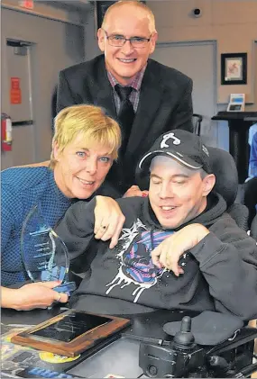  ?? CONTRIBUTE­D PHOTO ?? Bob Bennett, executive director of Summer Street, chats with Brian Leblanc and Florence Ward. The past year marked Summer Street’s 50th year of growth and change for persons with intellectu­al disabiliti­es.