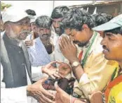  ?? ARIJIT SEN/HT ?? Social welfare minister H Anjaneya (left) during a campaign in Holalkere, Karnataka, on Friday.