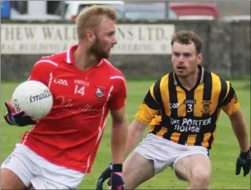  ??  ?? Eoin Doyle (Shelmalier­s) tries to anticipate what Kevin Rowe of Fethard will do with the ball.